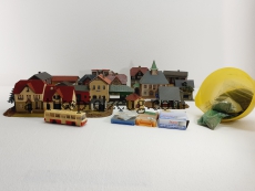 H0 Eisenbahnplatte Konvolut Häuser Zubehör Ikarus Bus DDR Gebäude Minol Tankstelle