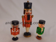 3 x Nussknacker Erzgebirge Seiffen antik alt Spielzeug Holz 18 cm Volkskunst RAR
