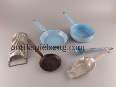 Puppenstube Konvolut Zubehör Blech Küche Geschirr Töpfe Pfannen Reibe Spielzeug