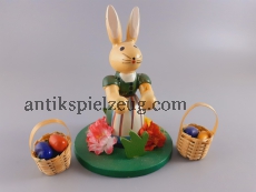 Osterhase auf Bank mit 2 Eierkörbchen Ostern Deko Frühling bunte Eier Hase