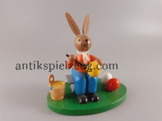 Osterhase auf Bank Eiermaler Ostern Raum- und Tafelschmuck Gahlenz Erzgebirge